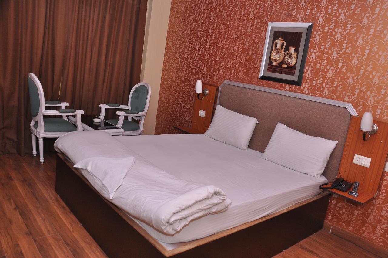 Hotel Samrat Kaushambi Gáziábád Kültér fotó