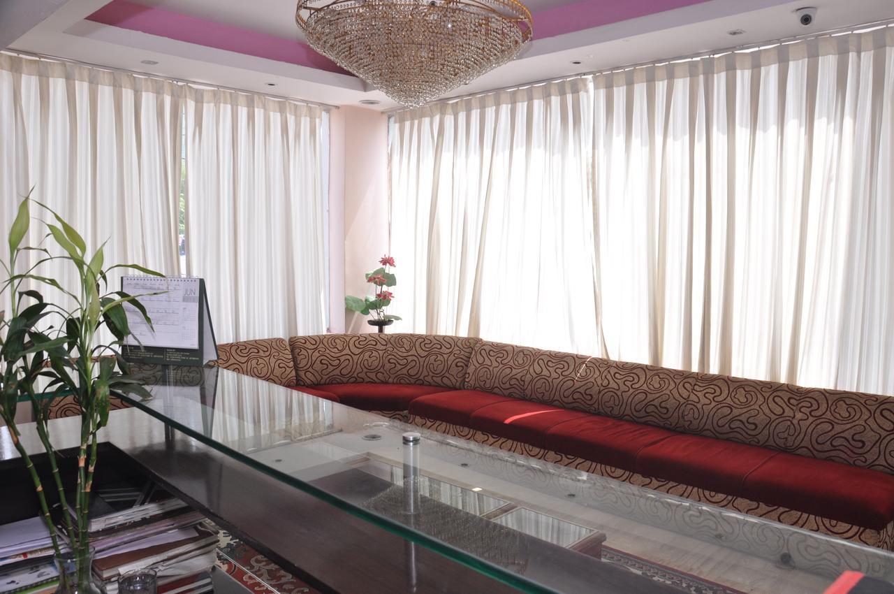 Hotel Samrat Kaushambi Gáziábád Kültér fotó