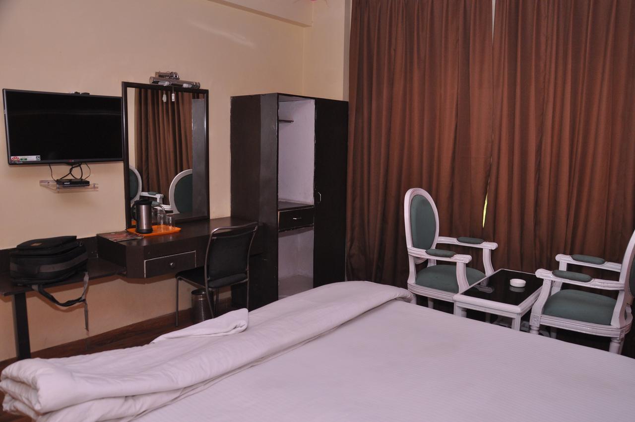 Hotel Samrat Kaushambi Gáziábád Kültér fotó