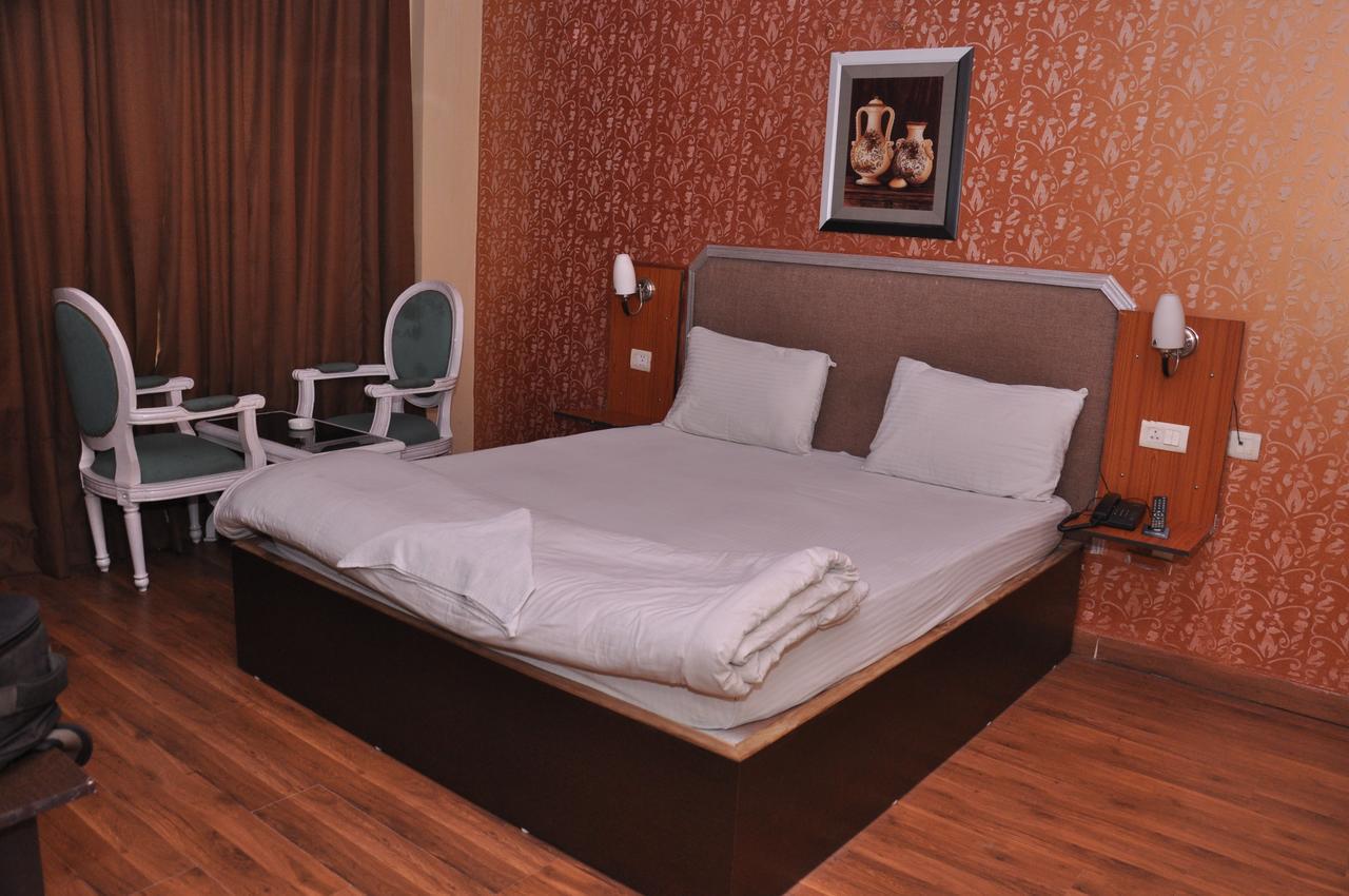 Hotel Samrat Kaushambi Gáziábád Kültér fotó