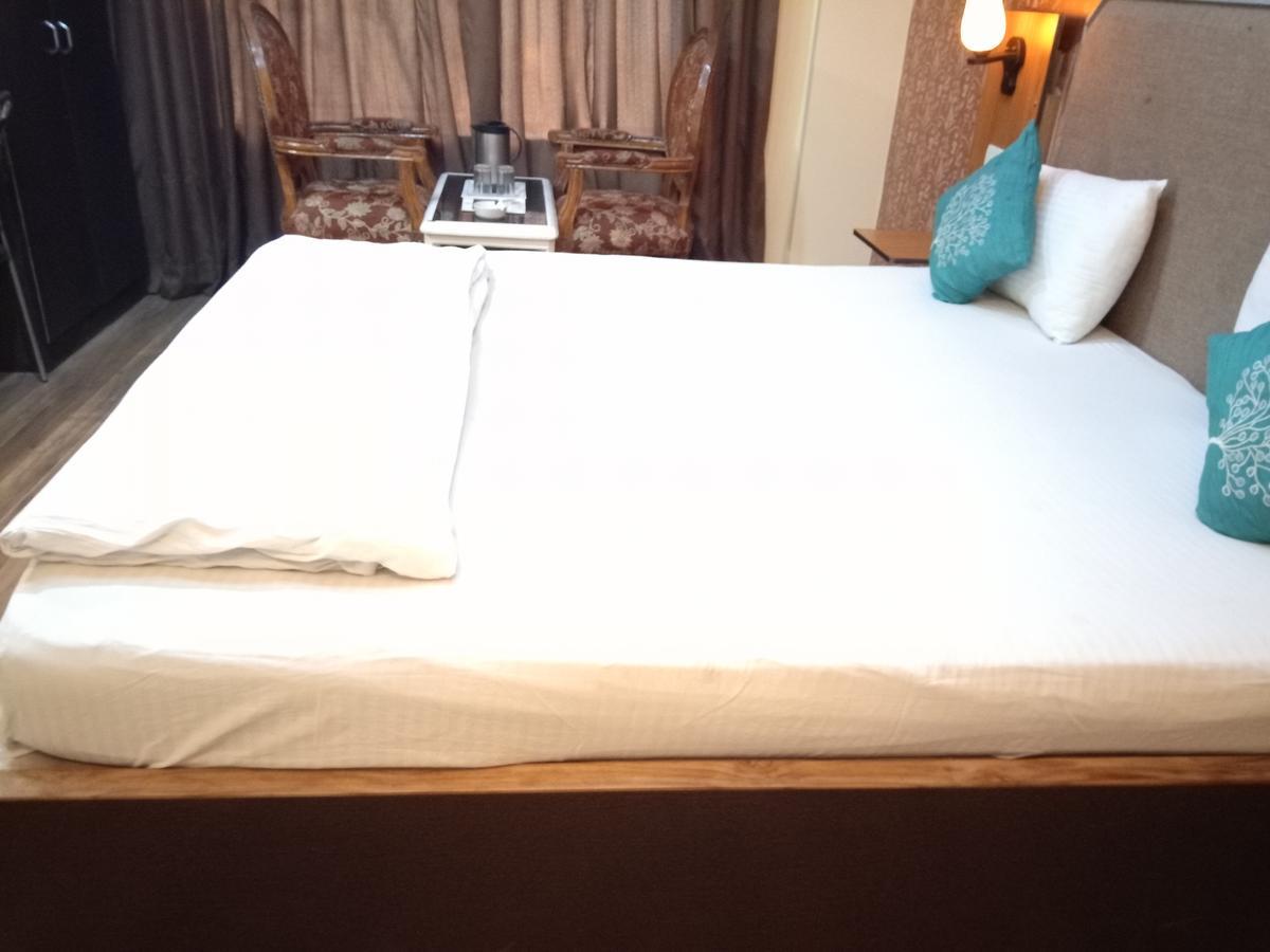 Hotel Samrat Kaushambi Gáziábád Kültér fotó