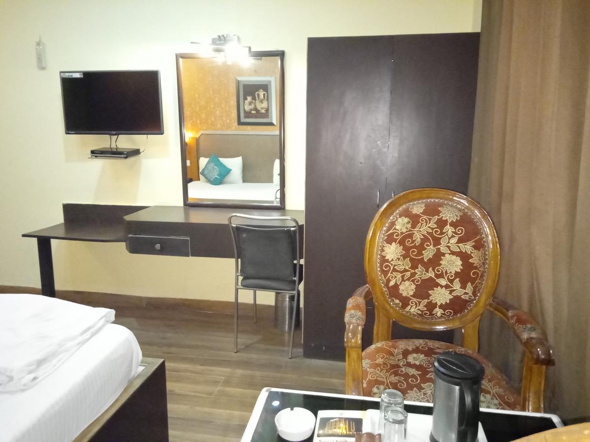 Hotel Samrat Kaushambi Gáziábád Kültér fotó