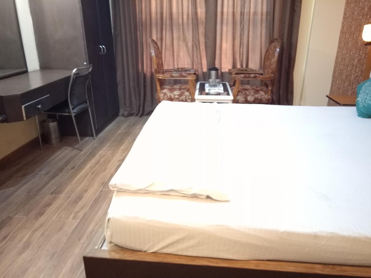 Hotel Samrat Kaushambi Gáziábád Kültér fotó