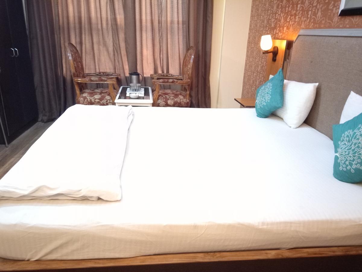 Hotel Samrat Kaushambi Gáziábád Kültér fotó