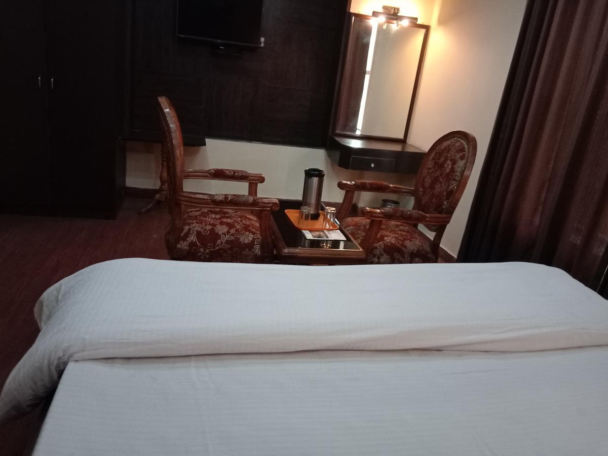 Hotel Samrat Kaushambi Gáziábád Kültér fotó