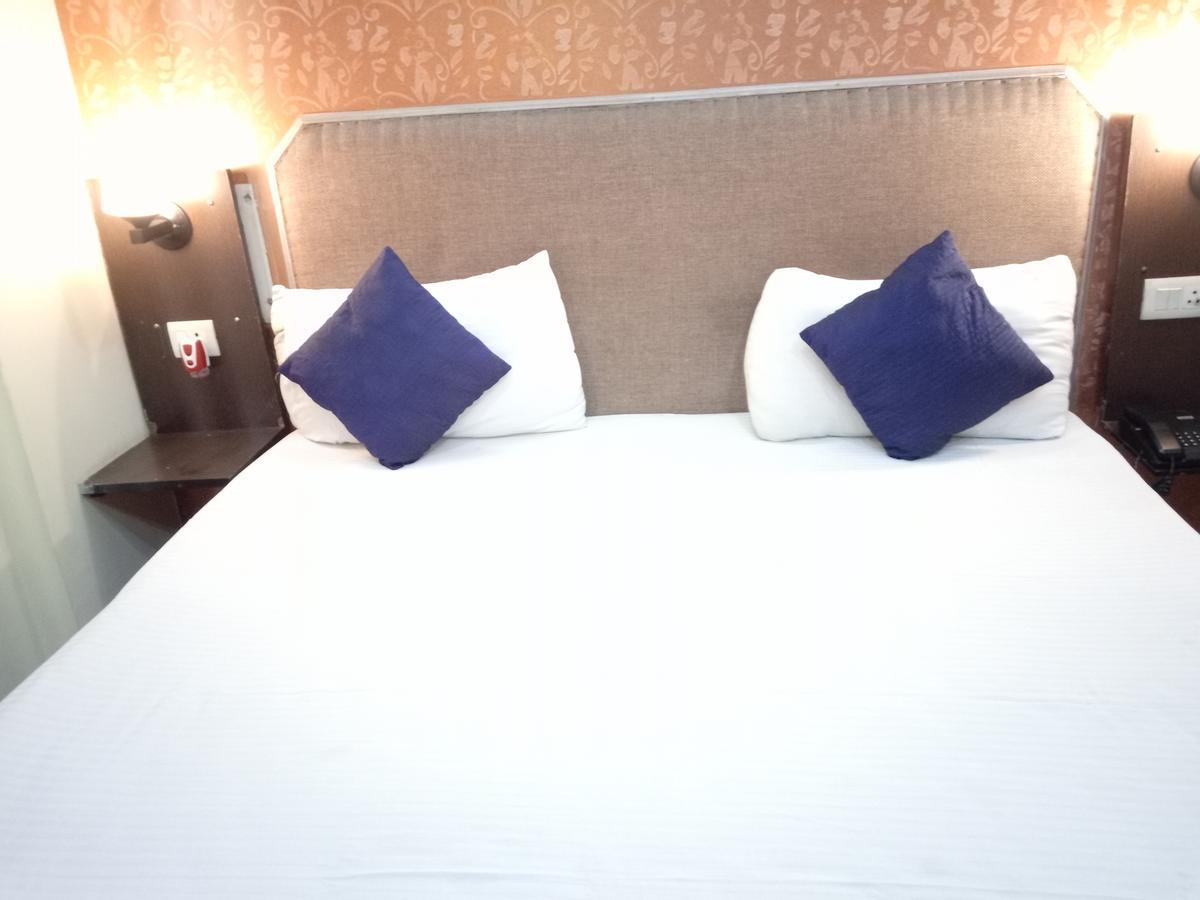 Hotel Samrat Kaushambi Gáziábád Kültér fotó
